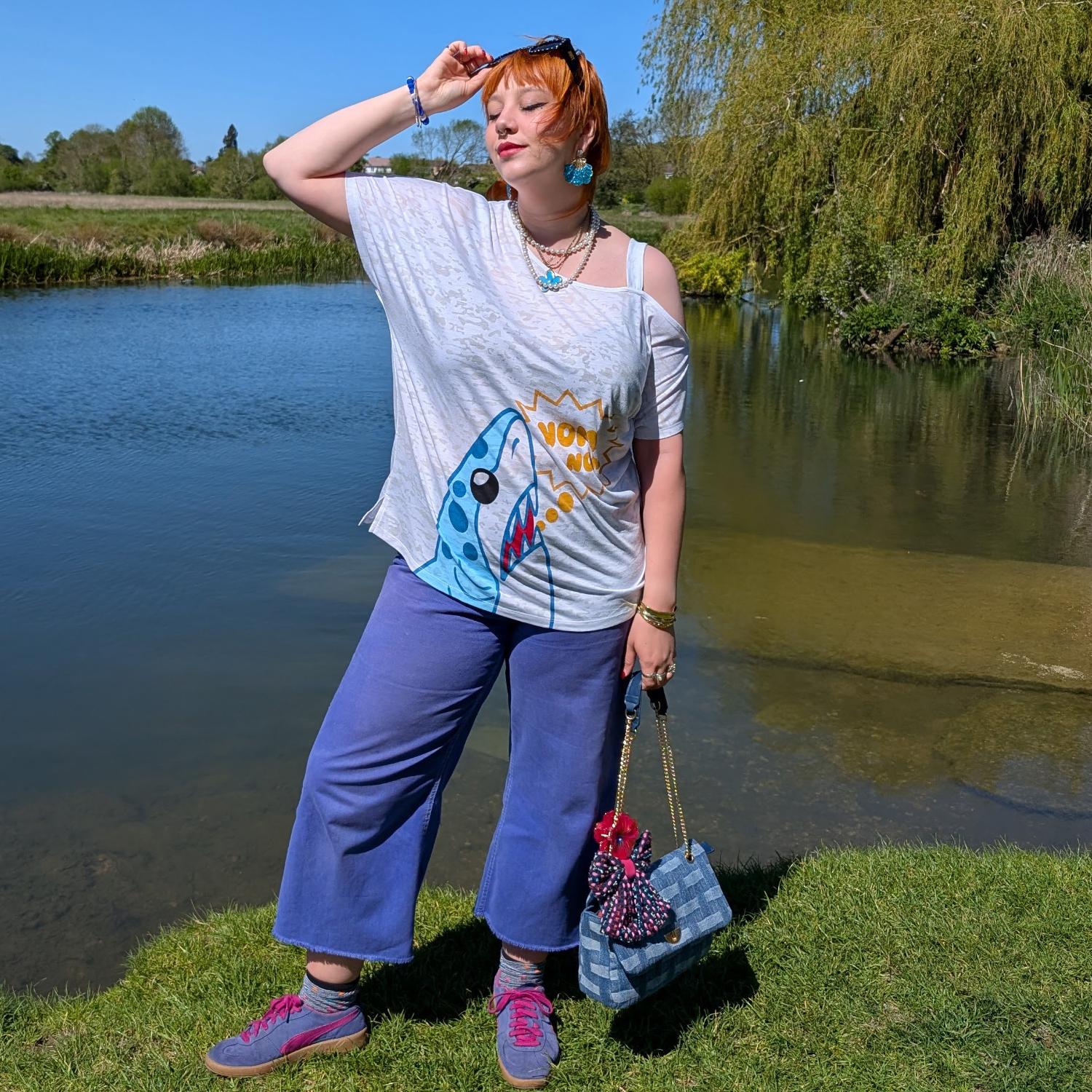Debbie T-shirt med bare skuldre – NOM-NOM hajmønster