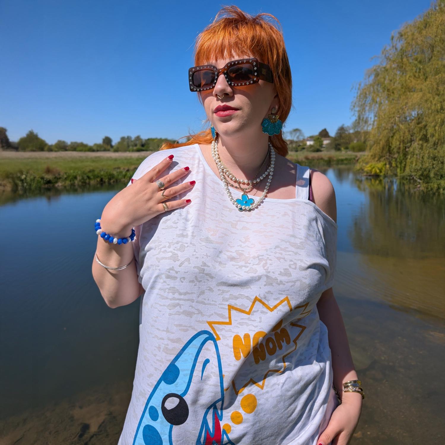 Debbie T-shirt med bare skuldre – NOM-NOM hajmønster