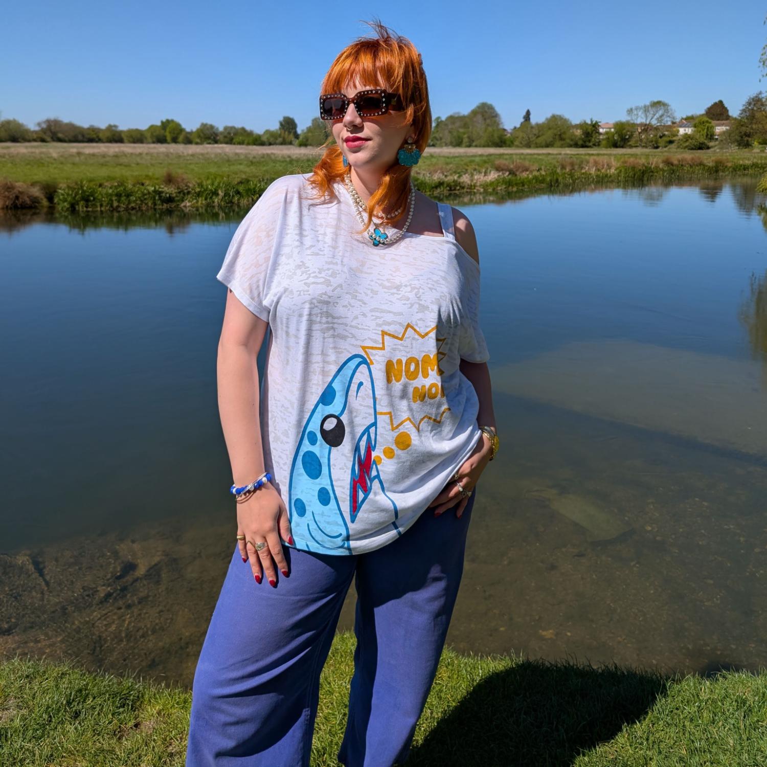 Debbie T-shirt med bare skuldre – NOM-NOM hajmønster