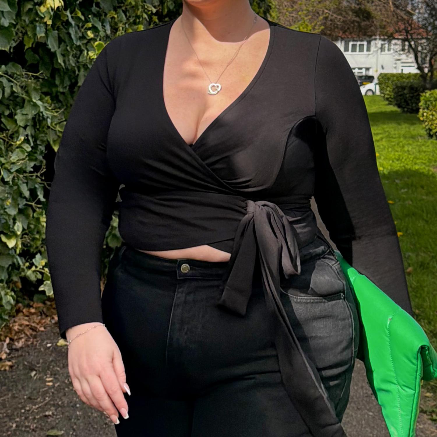 Wrap top i økologisk bomuld - sort