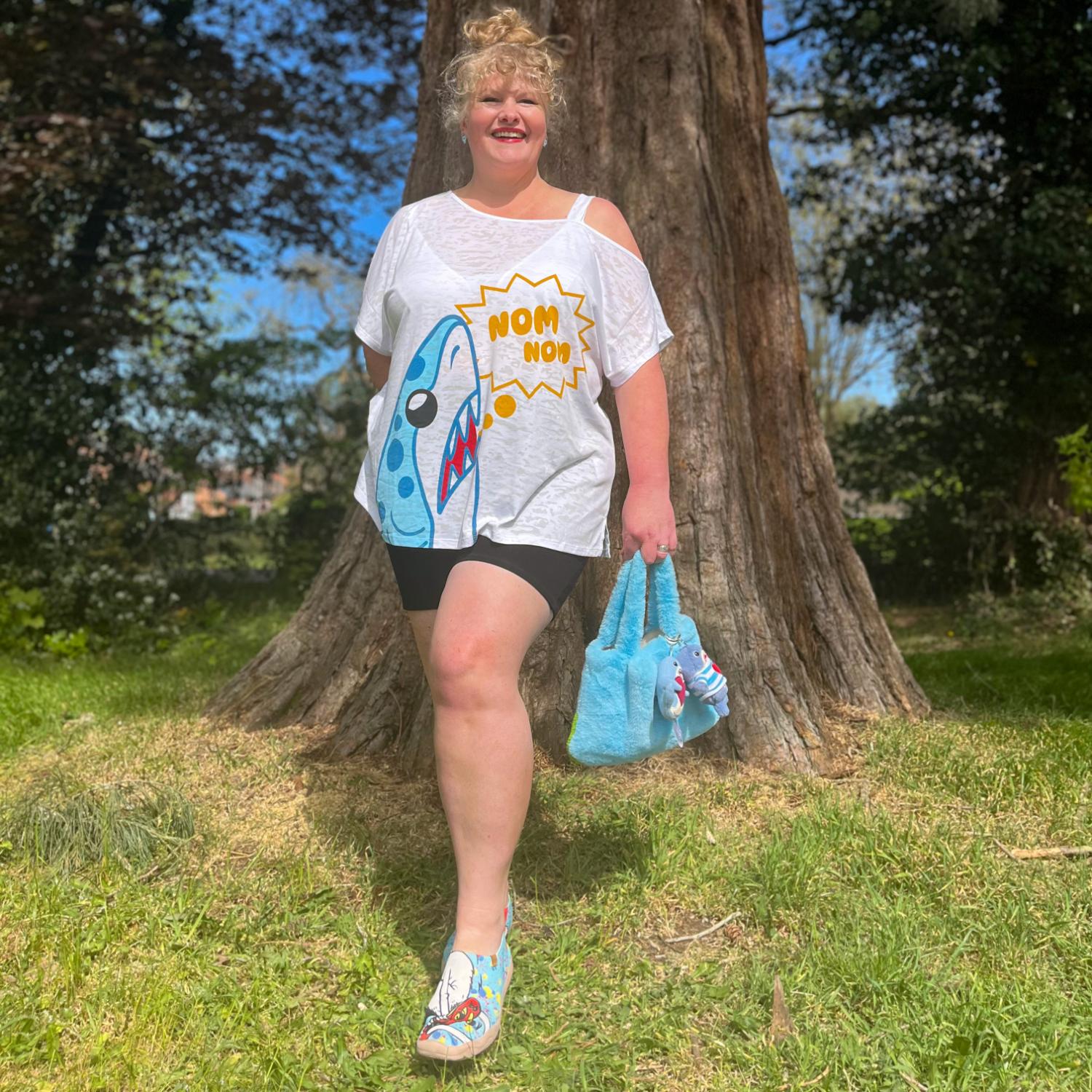 Debbie T-shirt med bare skuldre – NOM-NOM hajmønster