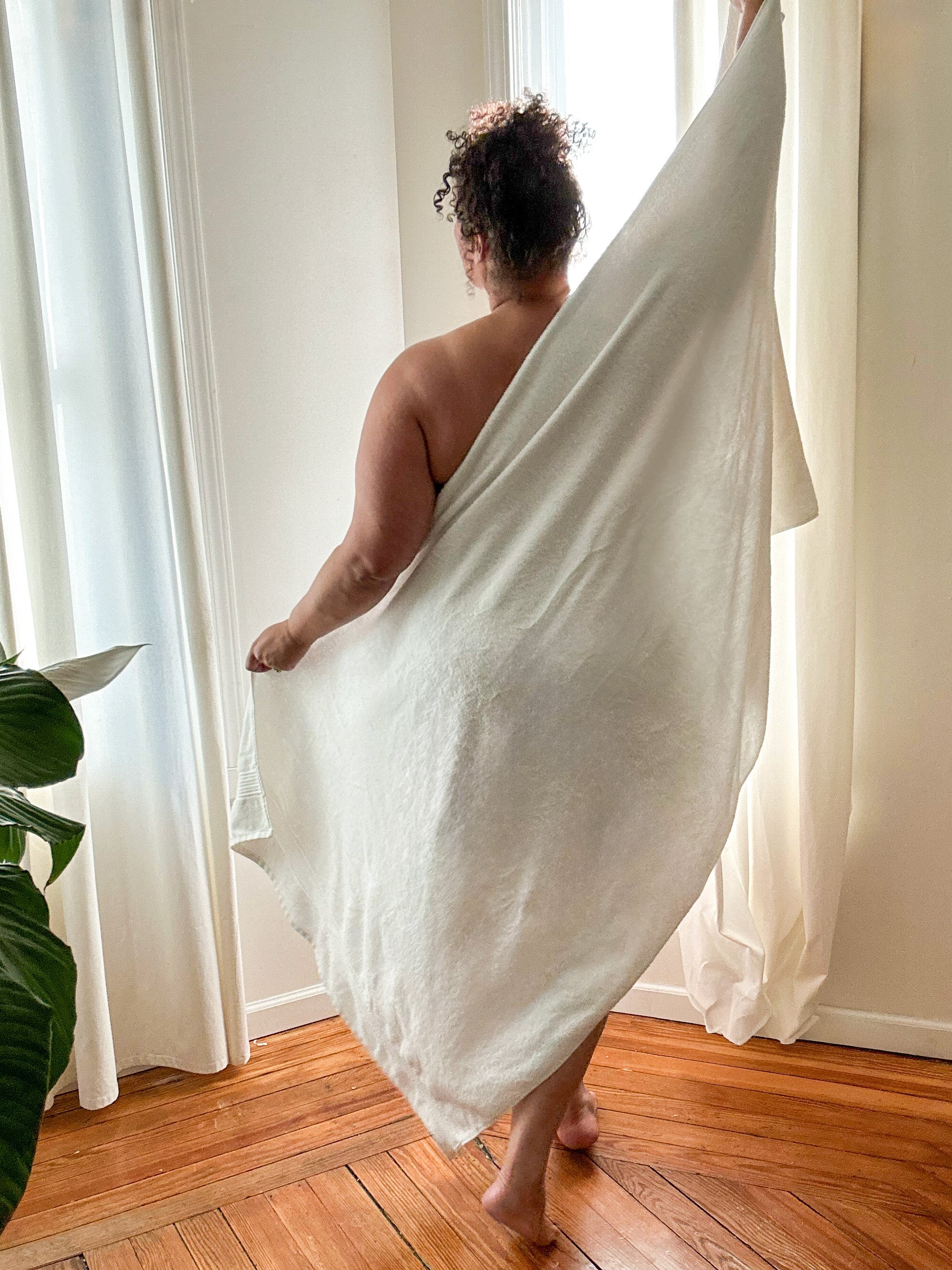 クレルナ big towel Luxury Extra Large Bath Towel in White - Snag – Snag EU