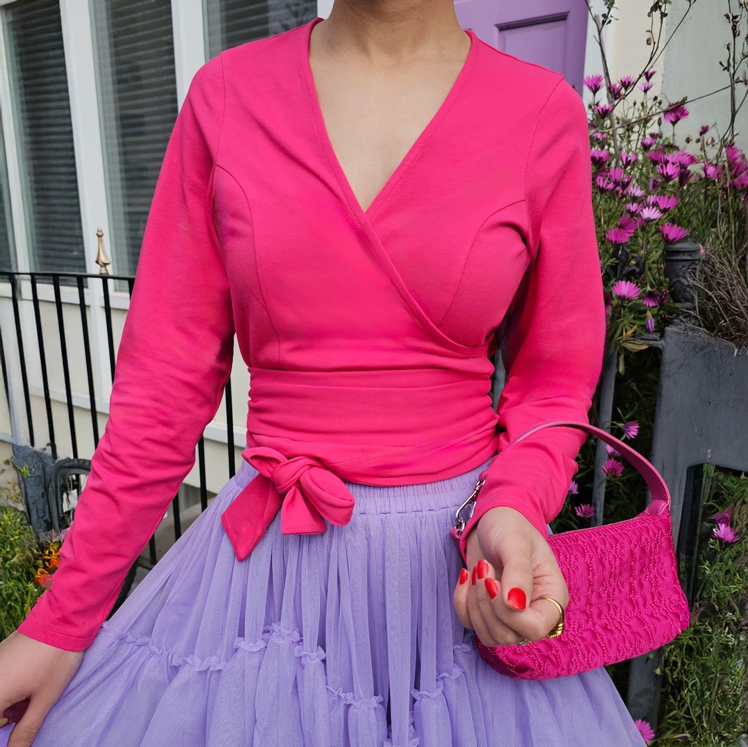 Top i ekologisk bomull med omlottdesign – Granatäpple