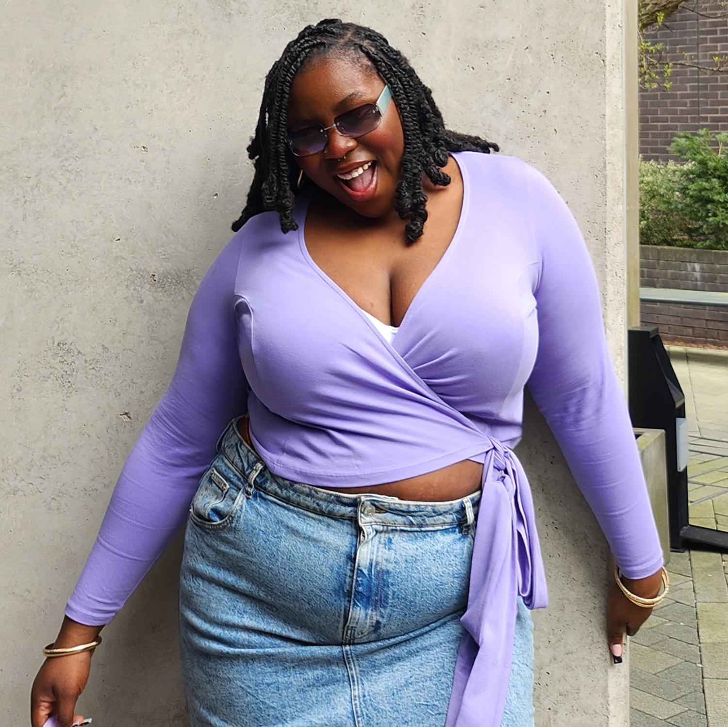 Top i ekologisk bomull med omlottdesign – Lavendelfält