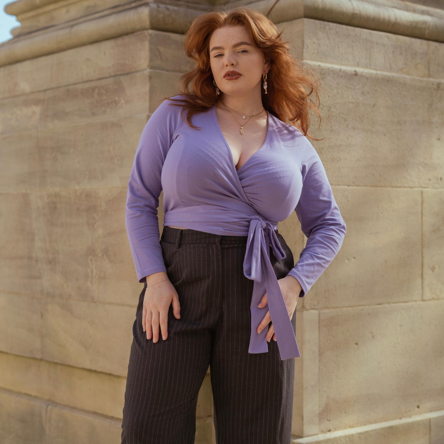 Top i ekologisk bomull med omlottdesign – Lavendelfält