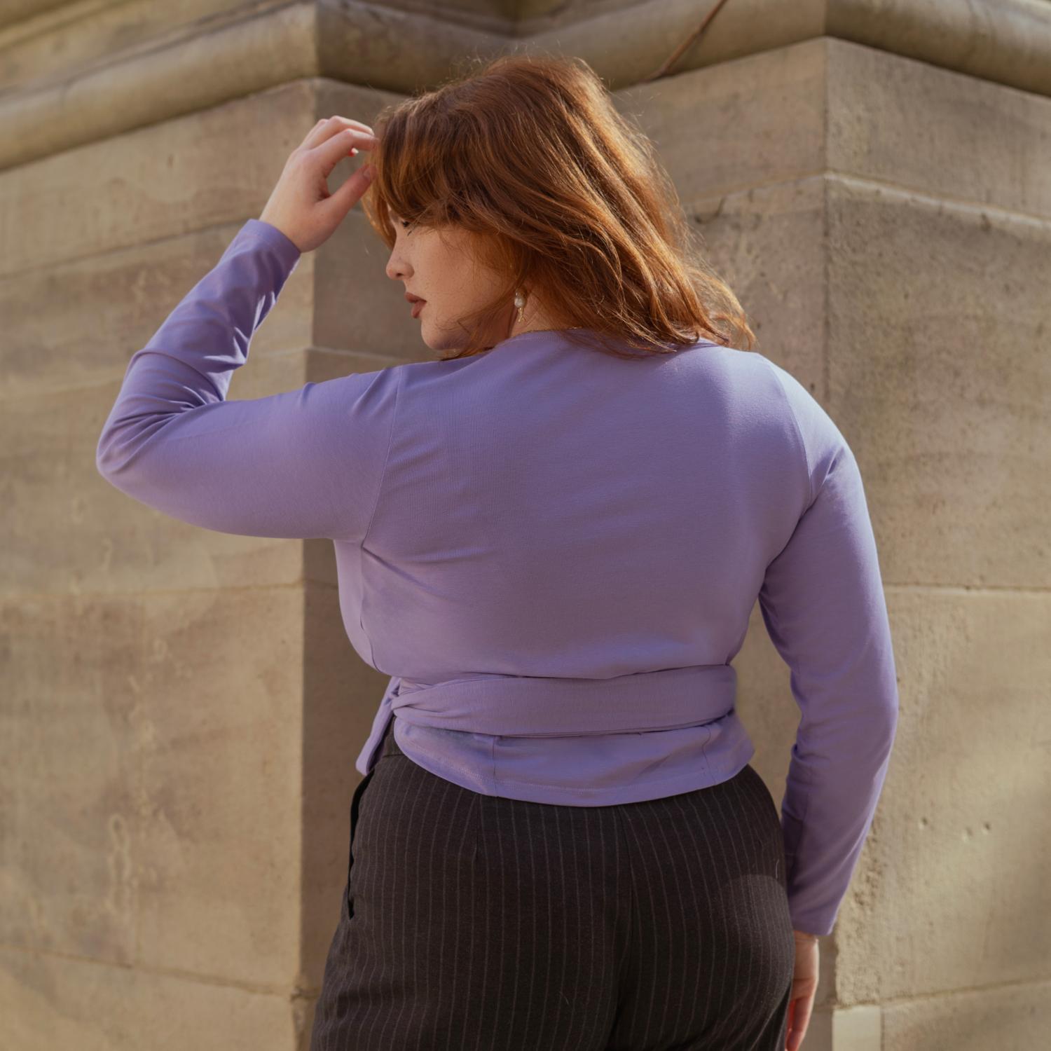 Top i ekologisk bomull med omlottdesign – Lavendelfält