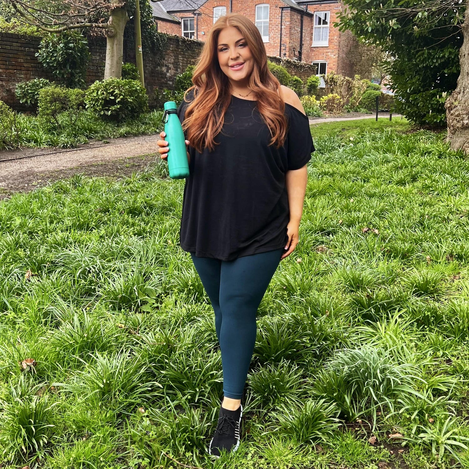 Debbie Off Shoulder Tee - Sort