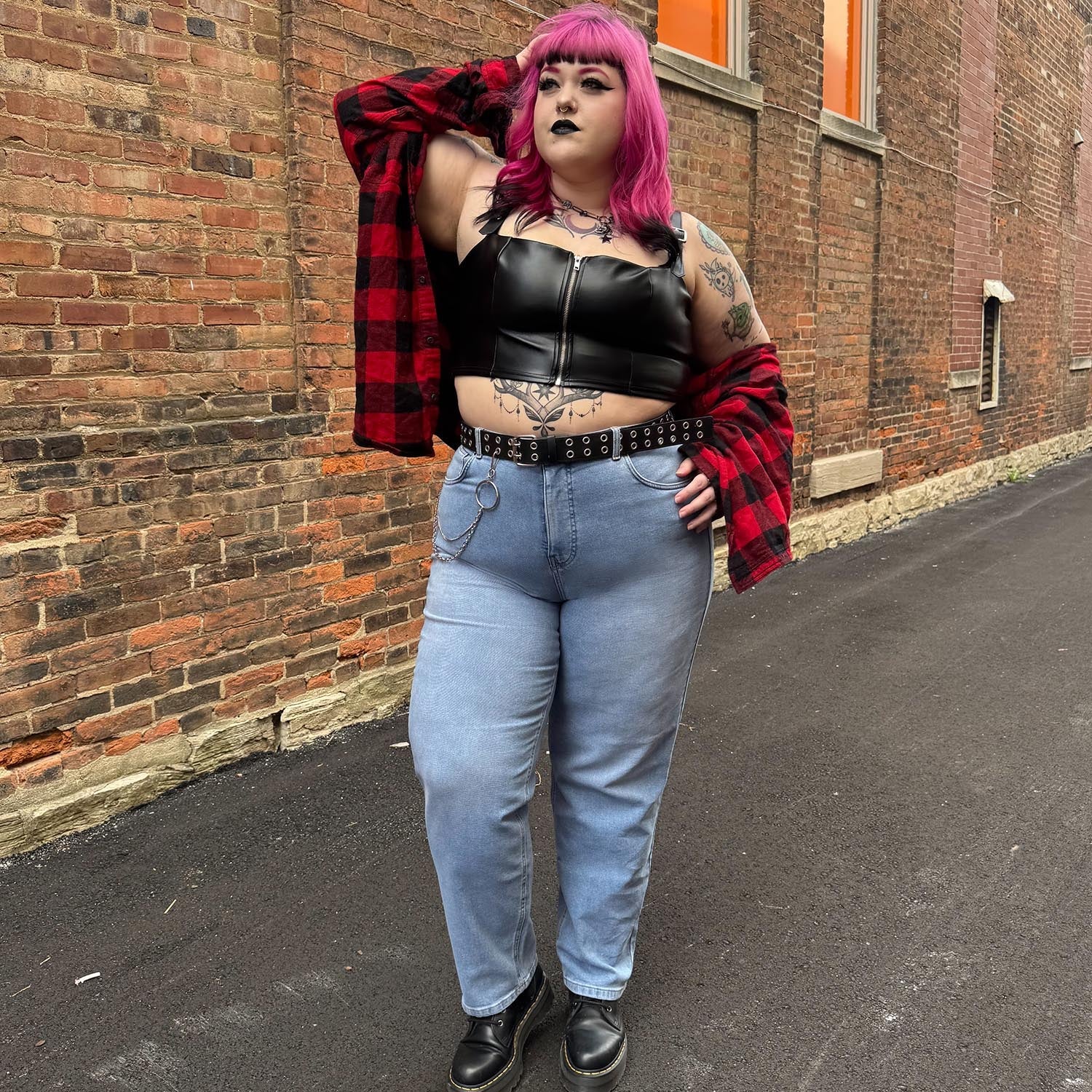 Ash, 5ft 10in / 178cm - Taille F1 Long