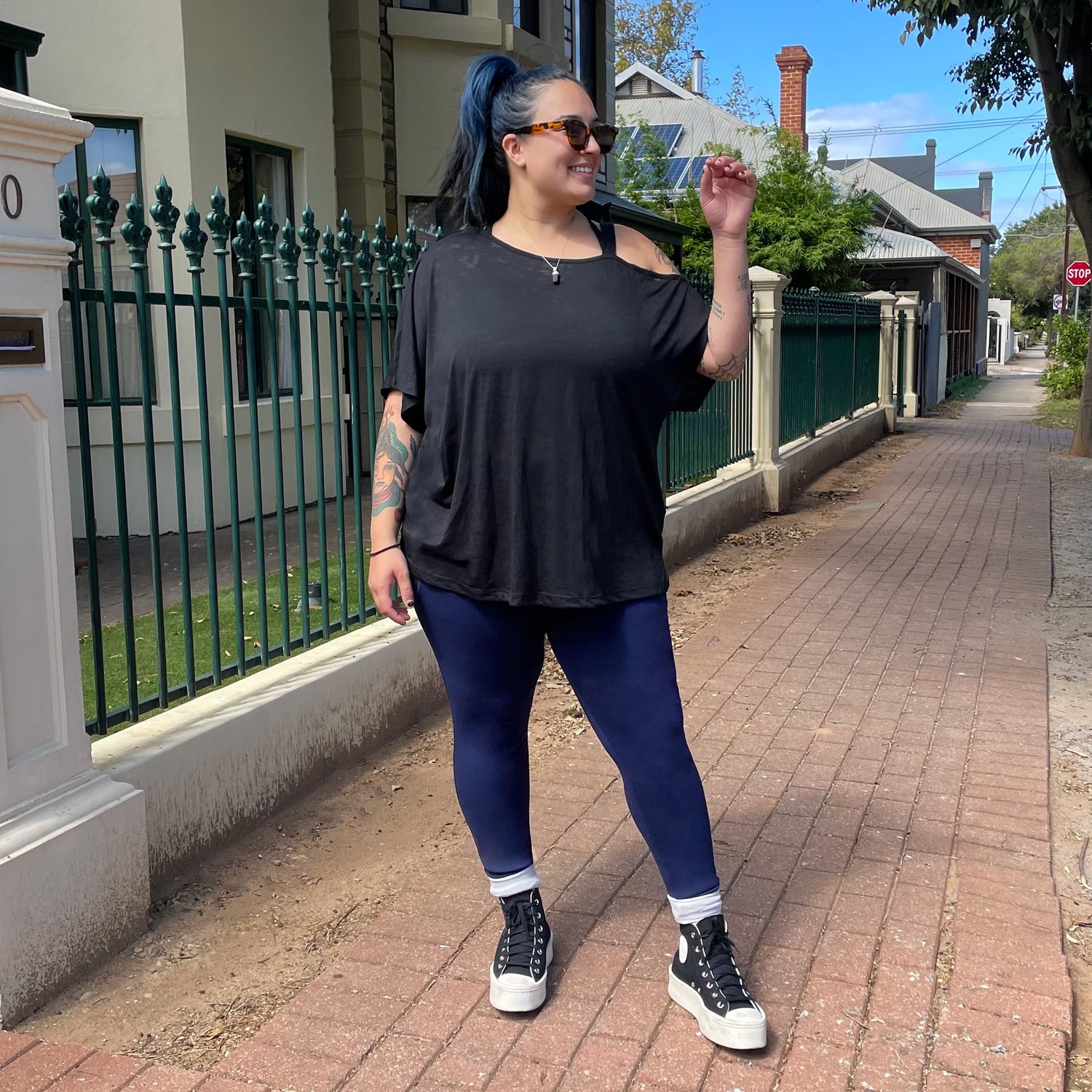 Debbie Off Shoulder Tee - Zwart