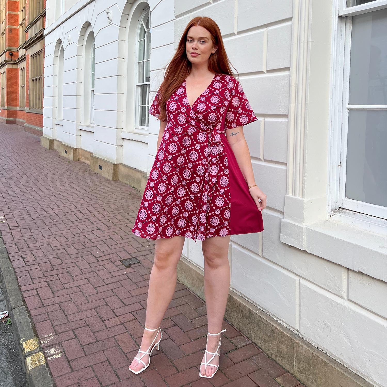 Vestido com mangas de broderie anglaise - Vermelho sangue
