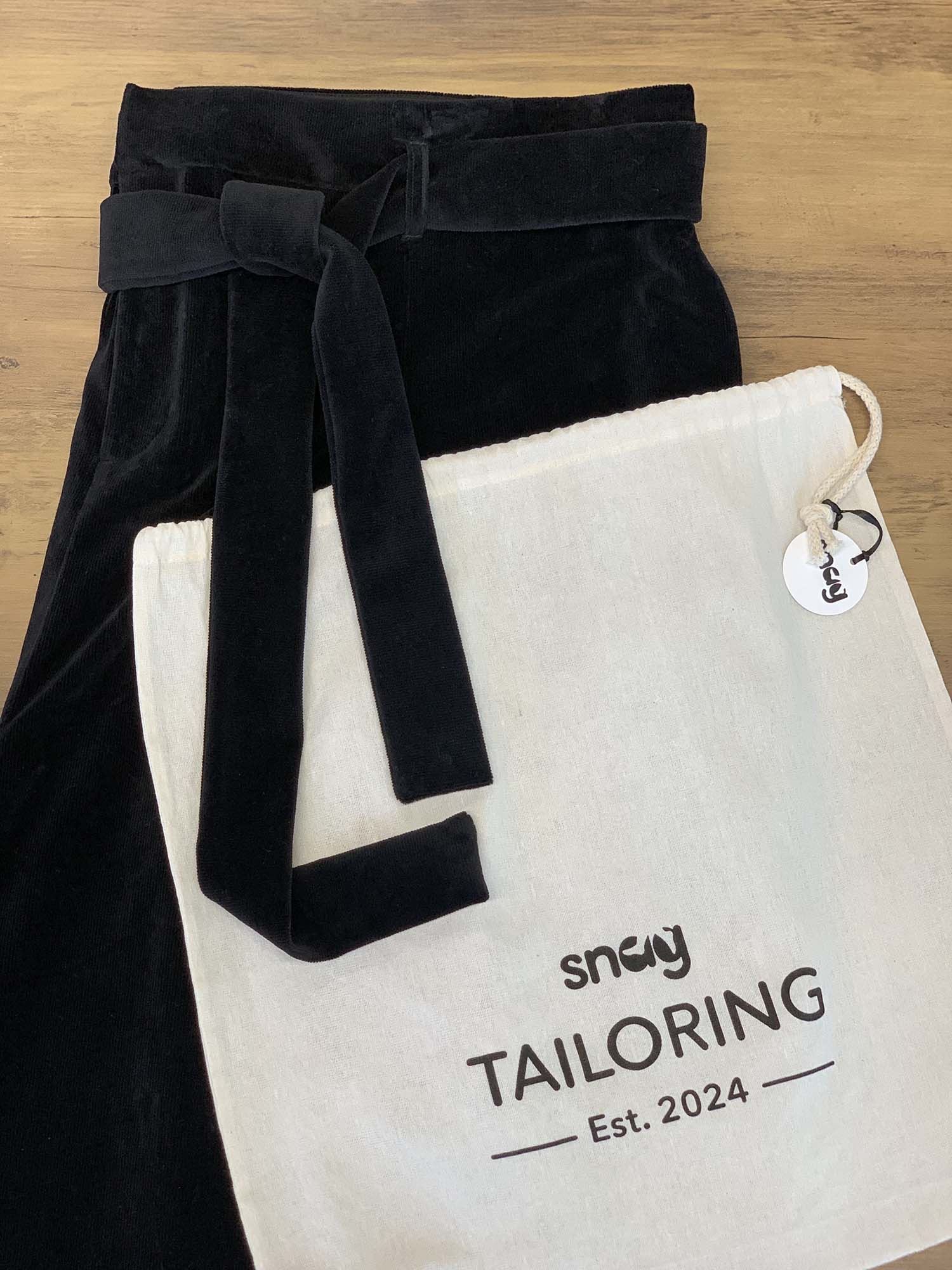 Tailored byxor i cord med vida ben - Svart