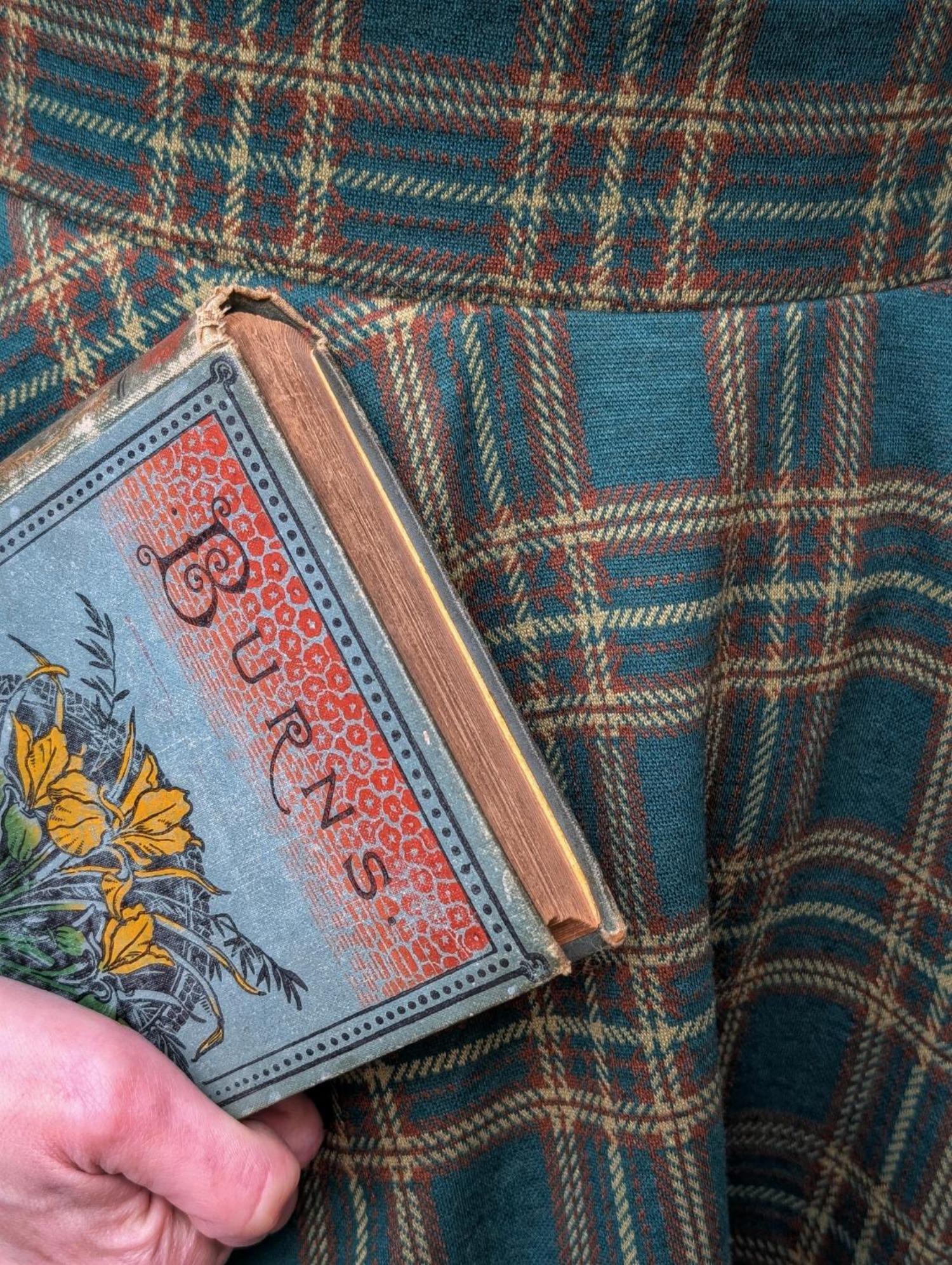 Rutig utsvängd kjol – Glenfern