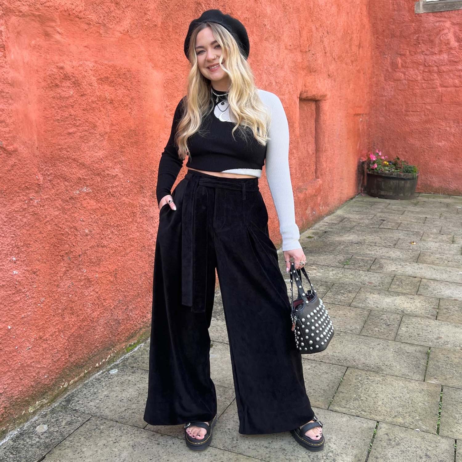 Tailored byxor i cord med vida ben - Svart