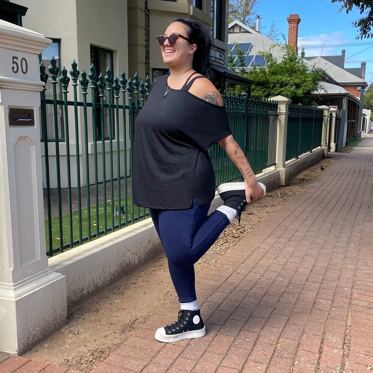 Debbie Off Shoulder Tee - Svart