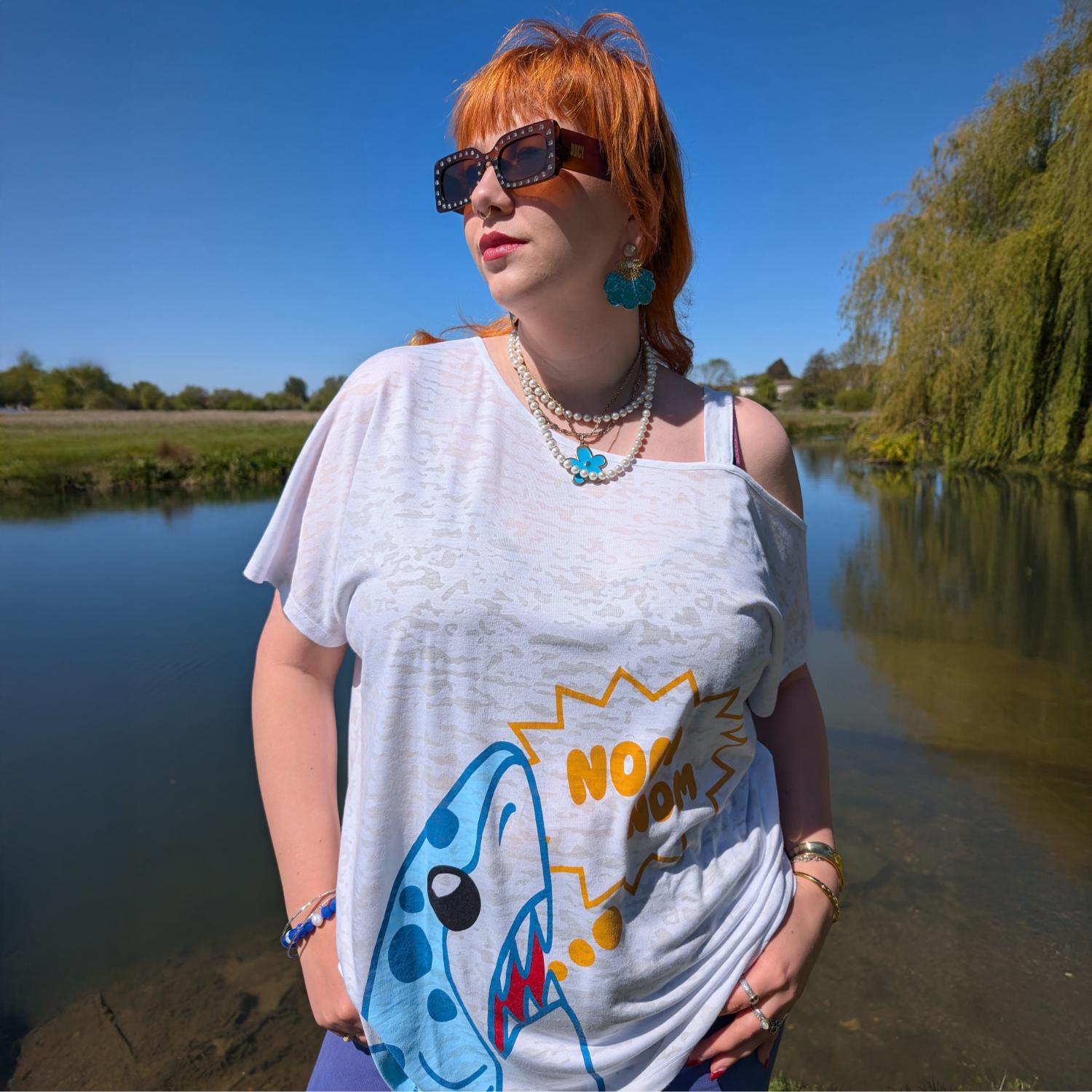 T-shirt à épaules dénudées Debbie - Imprimé requin NOM-NOM