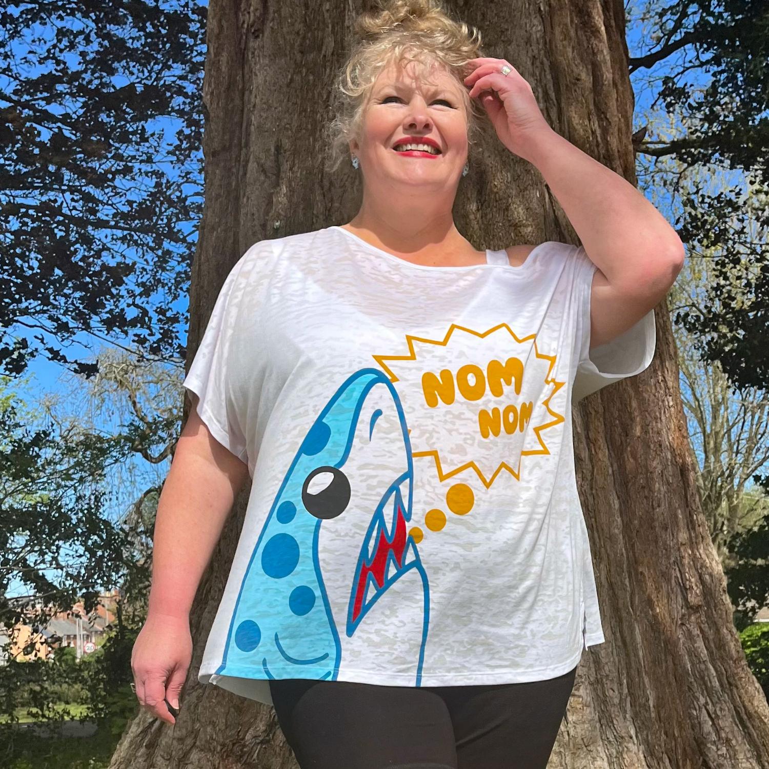 T-shirt à épaules dénudées Debbie - Imprimé requin NOM-NOM
