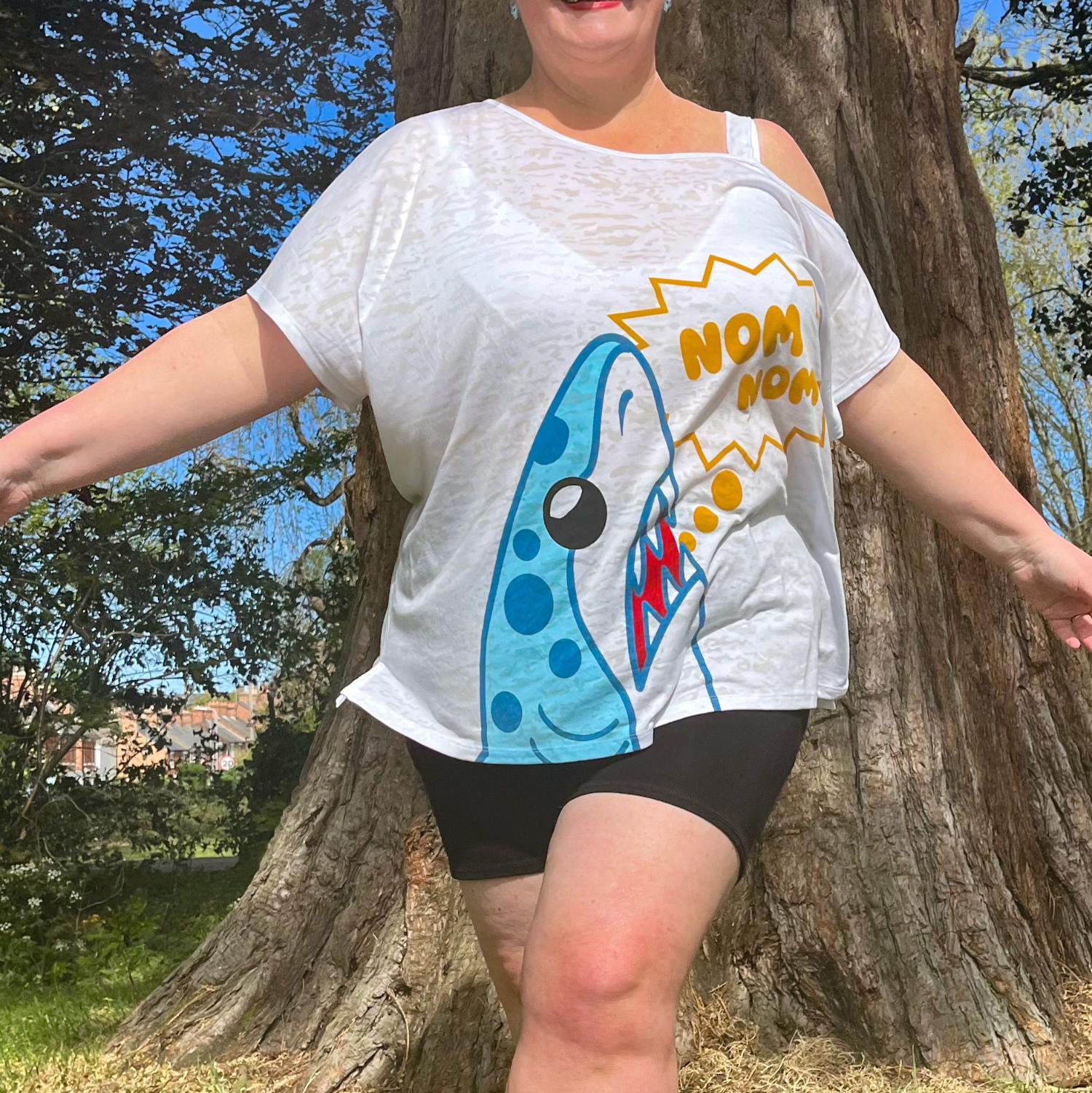 T-shirt à épaules dénudées Debbie - Imprimé requin NOM-NOM