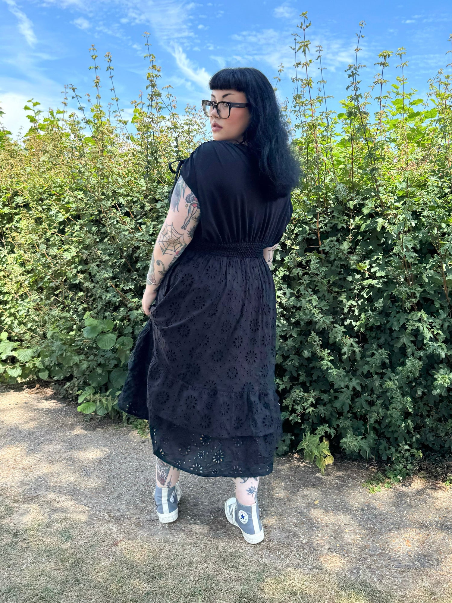 Broderie Anglaise midikjole - Sort