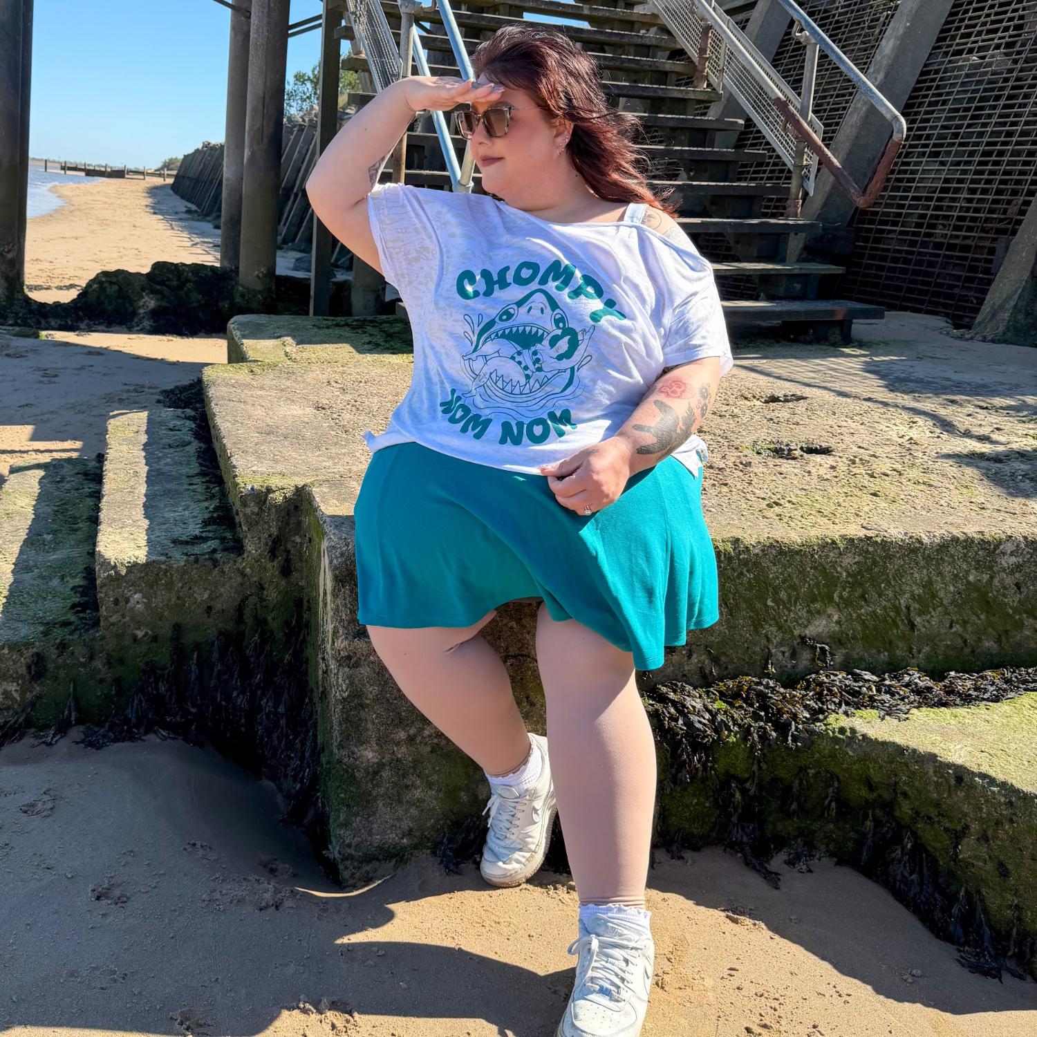 T-shirt à épaules dénudées Debbie - Imprimé requin Chompy