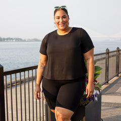 Forfra set billede af sort viskose-T-shirt med rund hals, der viser den klassiske høje halsudskæring og den afslappede, kasseformede pasform.