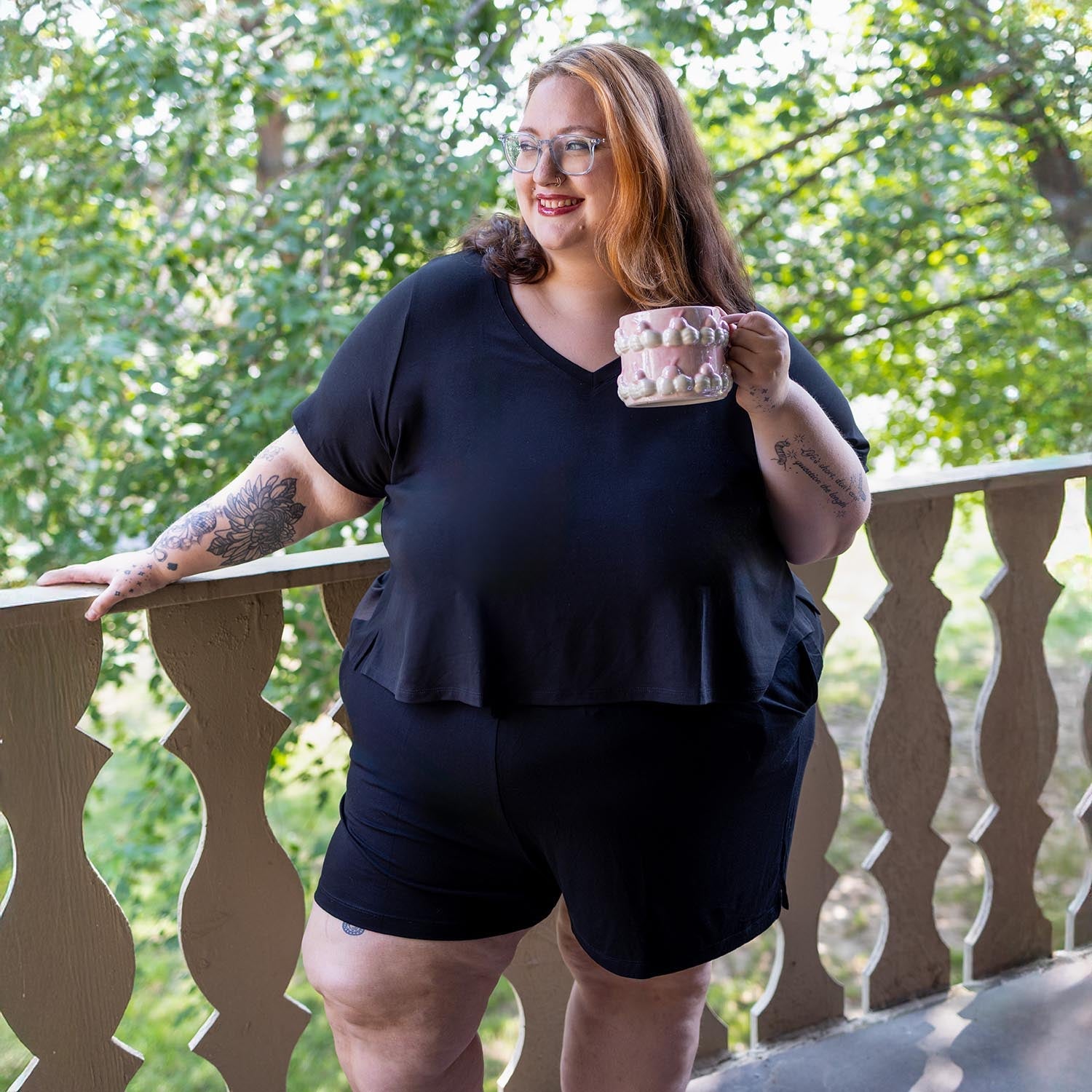 Vista frontal de la camiseta negra de viscosa con cuello en V, con un favorecedor escote abierto y un tejido fluido y con caída.