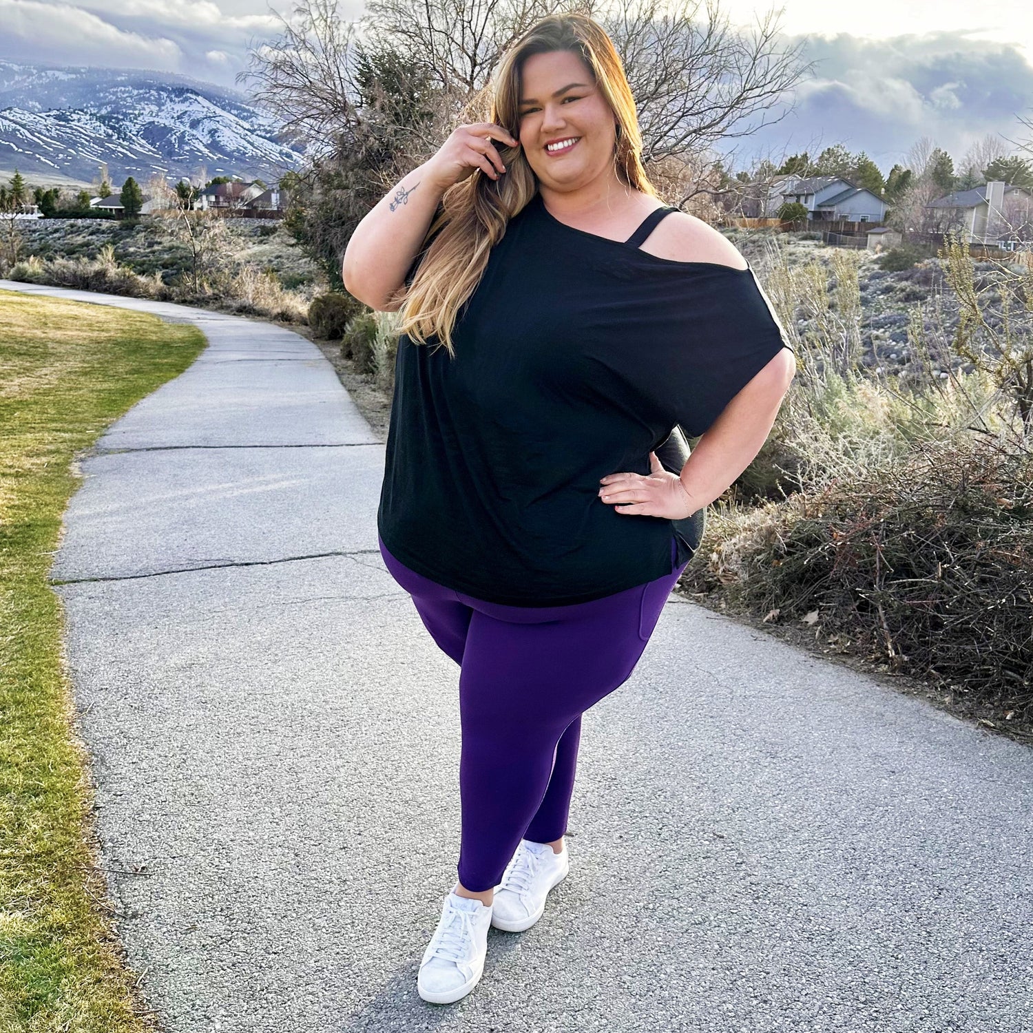 Debbie Off Shoulder Tee - Musta