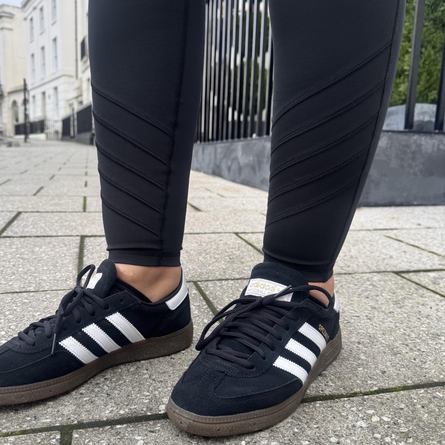 Pitkät butkeroiset leggingsit muotoilulla - musta