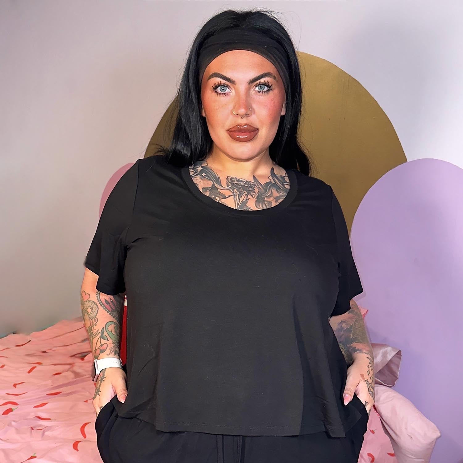 Kevyt Scoop Neck Tee - Musta
