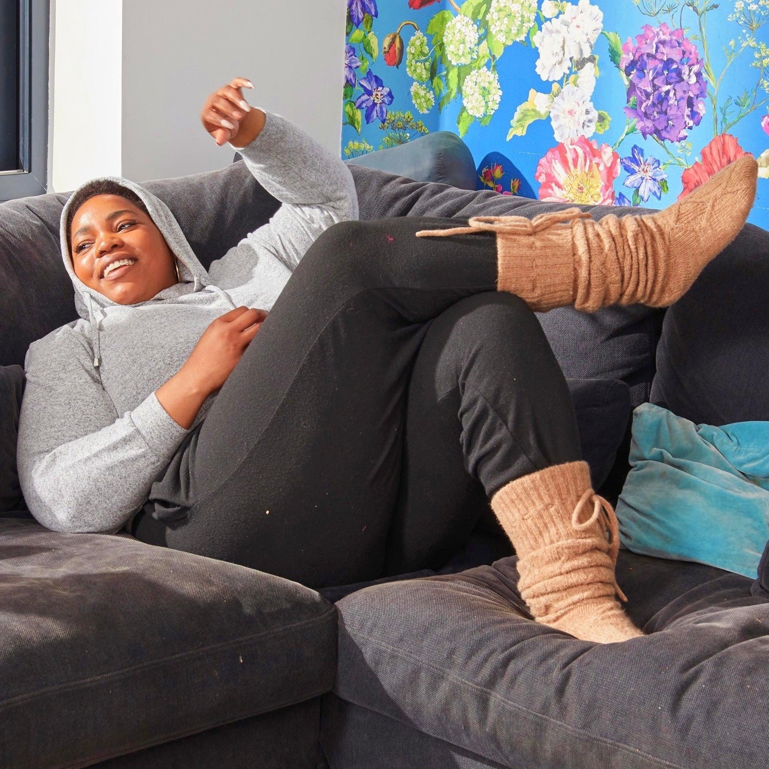 Femme portant des chaussettes marron à hauteur de cuisse