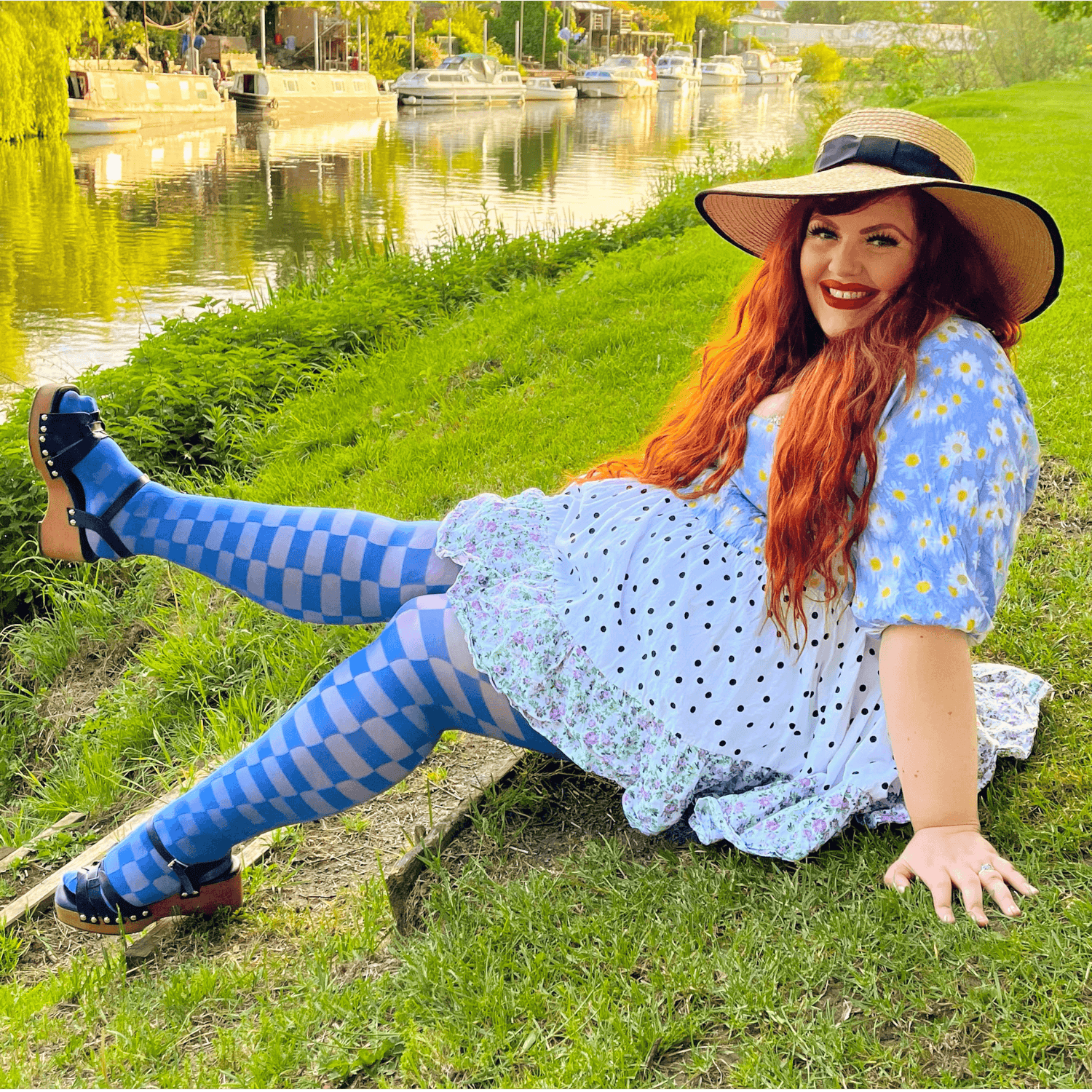 Mulher com collants azuis axadrezados