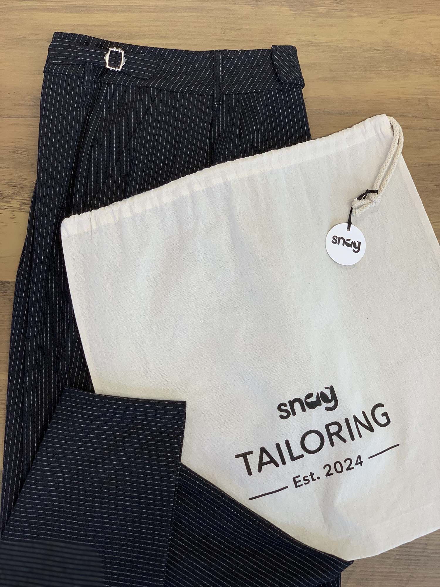 Tailored byxor med vida ben och kritstrecksrandig design - Svart