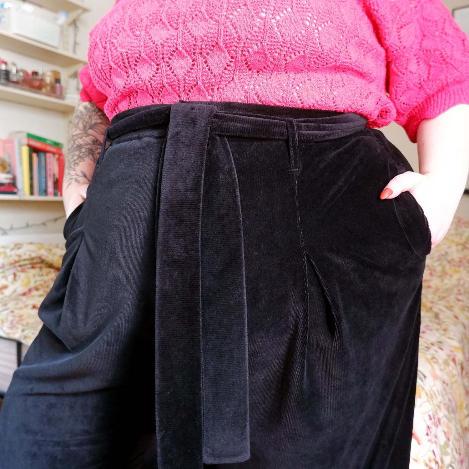 Tailored byxor i cord med vida ben - Svart